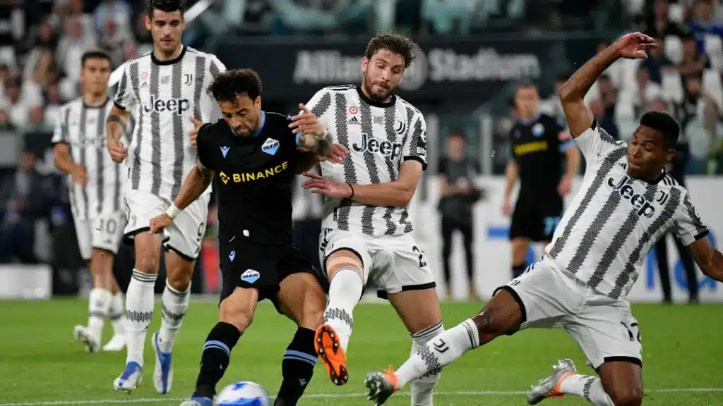 Dois jogadores da Juventus marcam e bloqueiam um jogador da Lazio