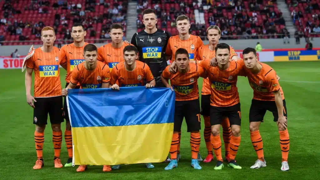 Jogadores do Shaktar Donetsk com a bandeira ucraniana