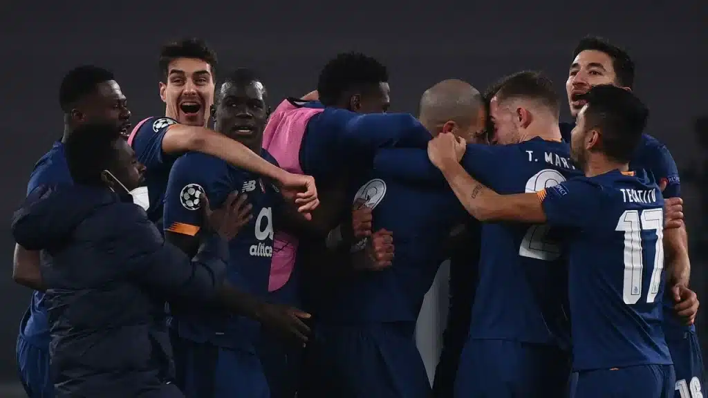 Jogadores do Porto comemorando gol