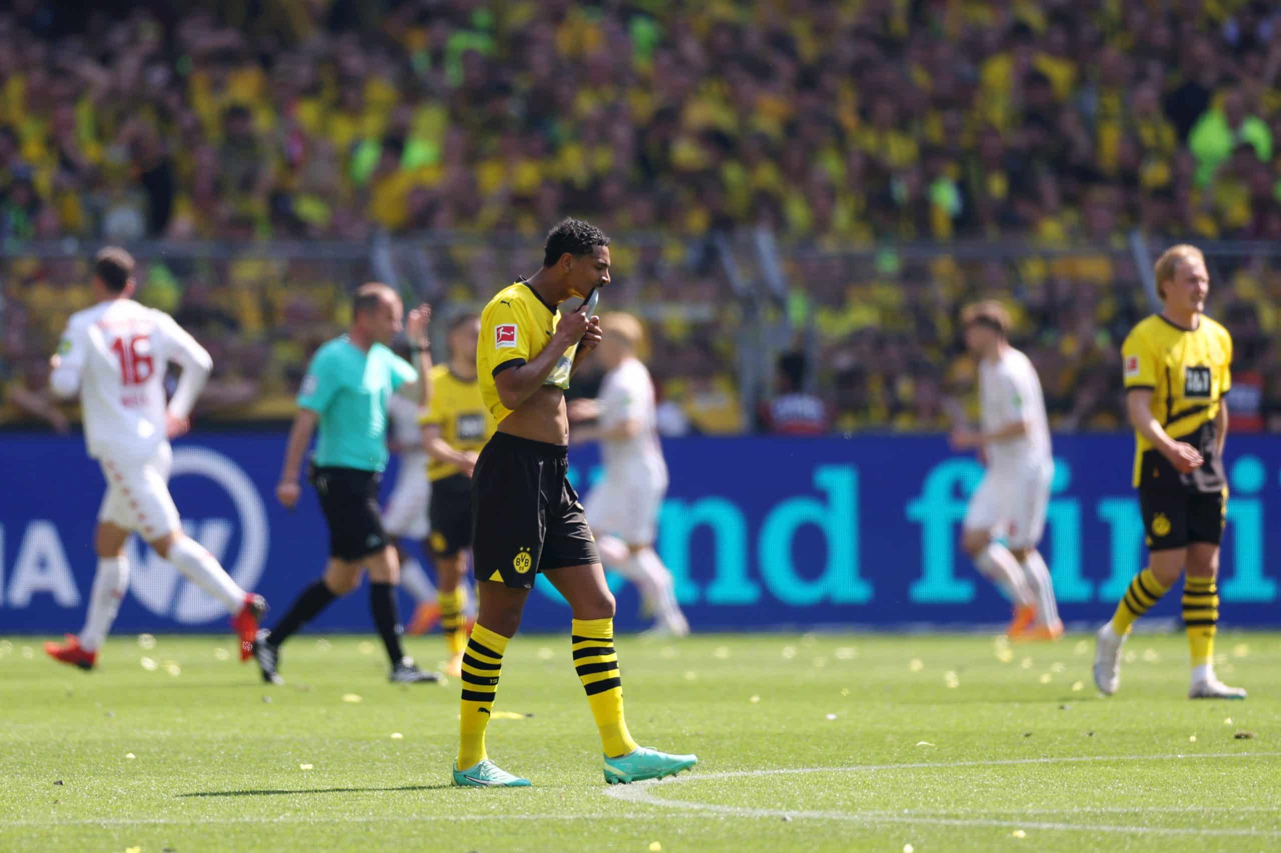 Jogadores do Borussia Dortmund frustrados após deixarem o título escapar.