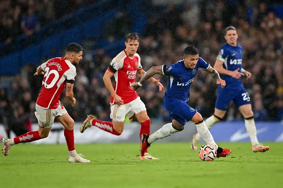 Arsenal sai atrás, mas busca empate com Chelsea no clássico londrino pelo  Inglês