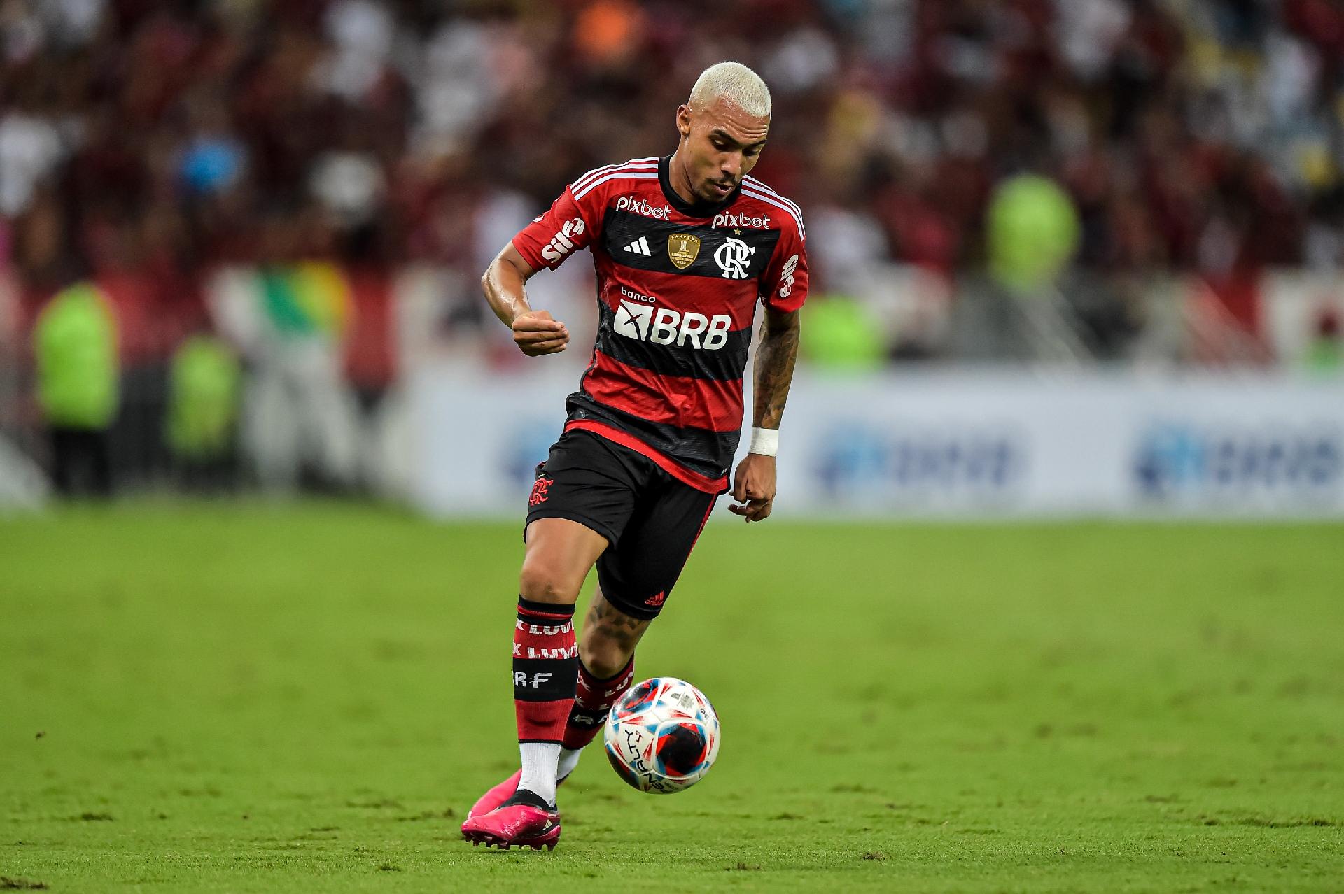 Botafogo oficializa oferta por Matheuzinho e decisão está nas mãos do jogador